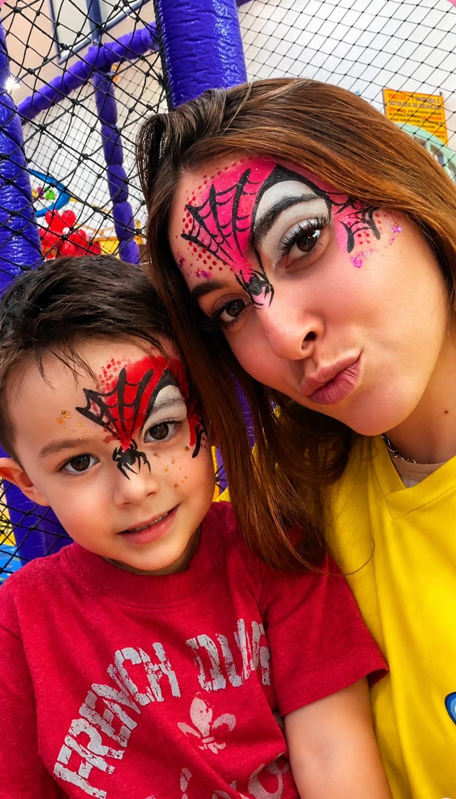 Mãe e filho com pintura facial combinando